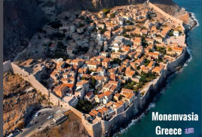 Η Κρυμμένη Πόλη της Μονεμβασιάς  συνδέεται με την υπόλοιπη ηπειρωτική χώρα με ένα tombolo